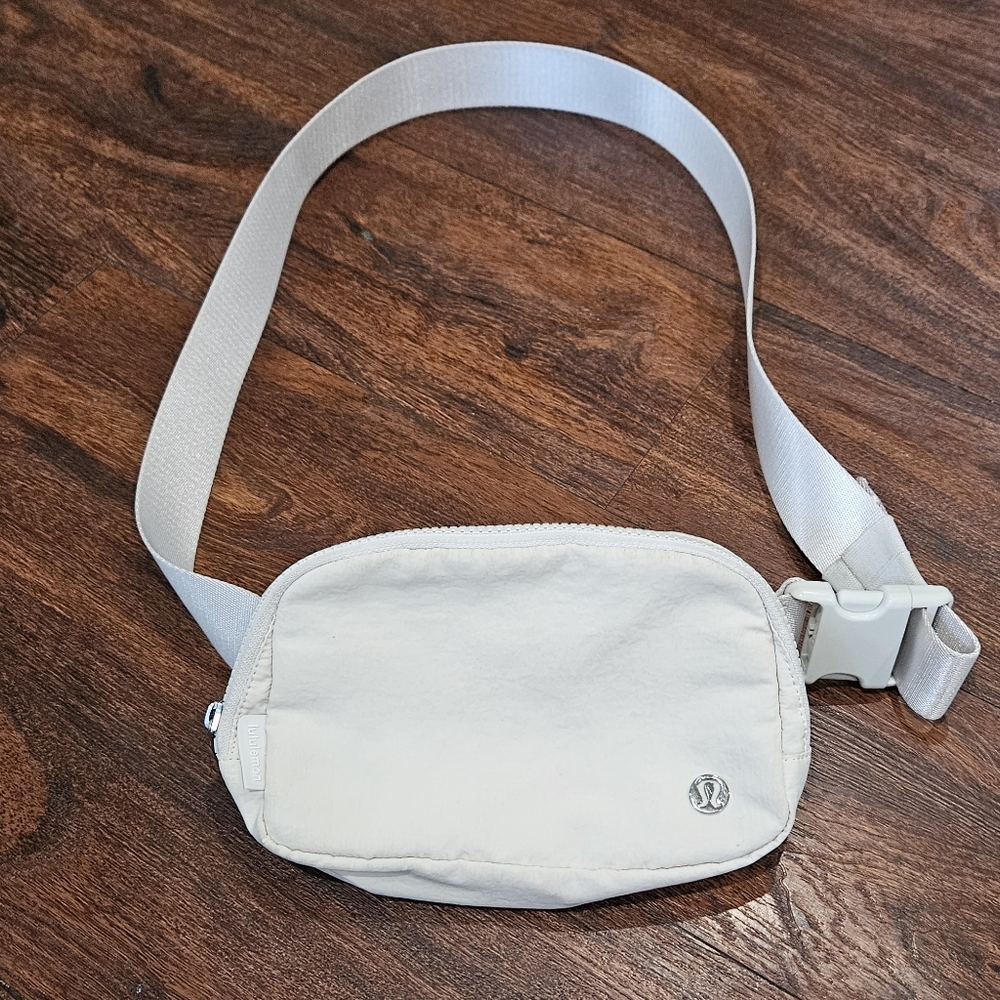 Lululemon everywhere belt bag 1L white